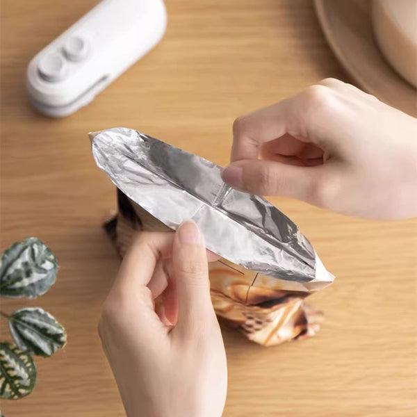 2-in-1 Portable Mini Snack Bag Sealer