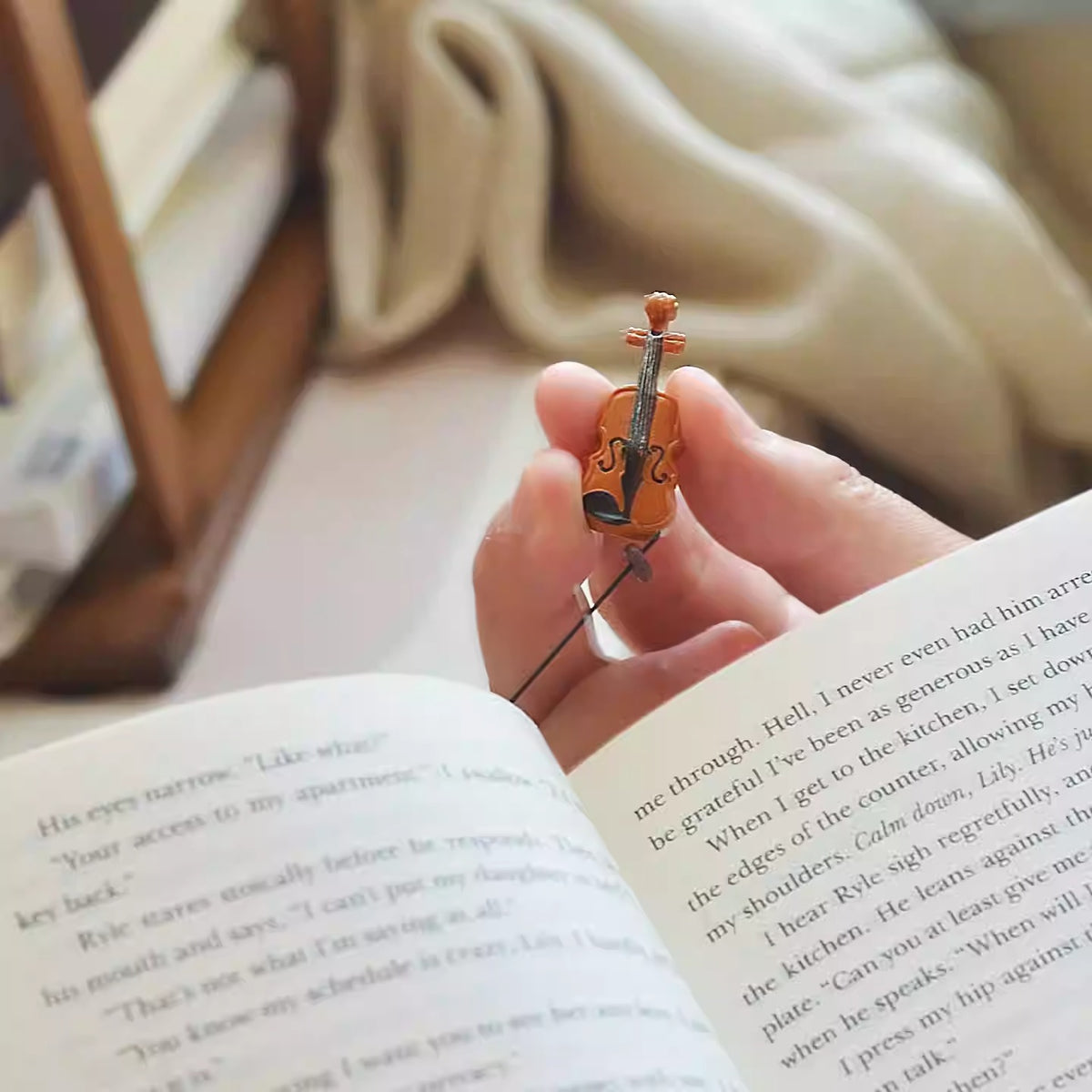 Retractable Violin Musical Bookmark